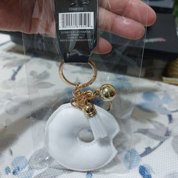 Cindy Claire Shiny Glittering Key Chain Donut or Fish Shape Key Chain Key Charm - Picture 4 of 6